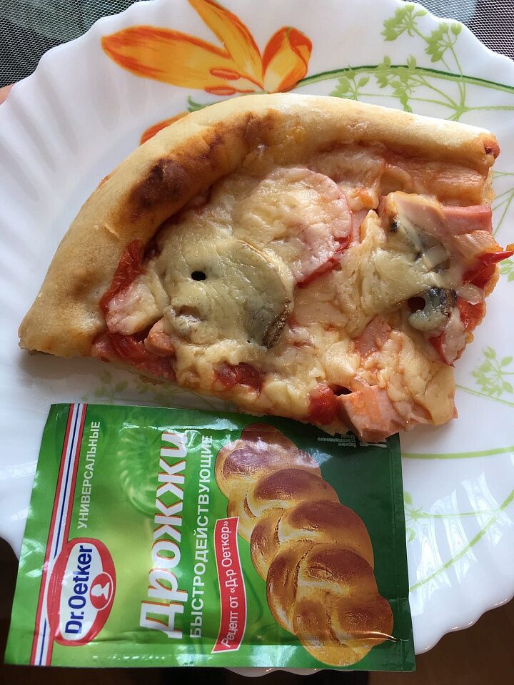 Пицца с ветчиной на пышном тесте фото