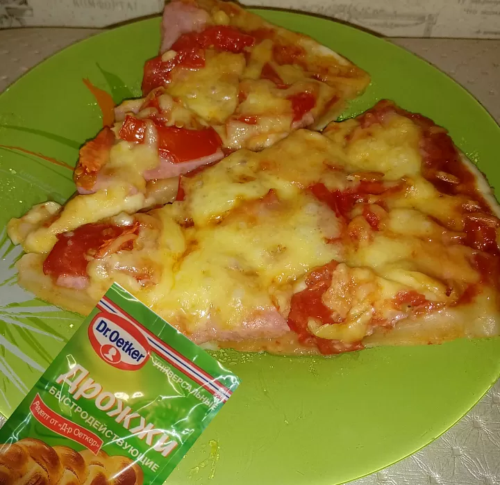 Пицца с ветчиной, томатами и сыром фото