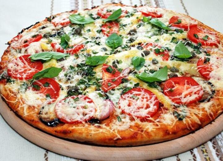 Бездрожжевая пицца с сыром и помидорами