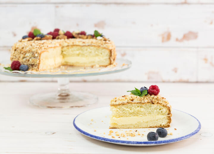 Бисквитный торт – рецепты вкусных десертов, варианты крема и пропитки для коржей