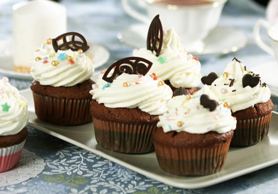 Процесс украшения выпечки