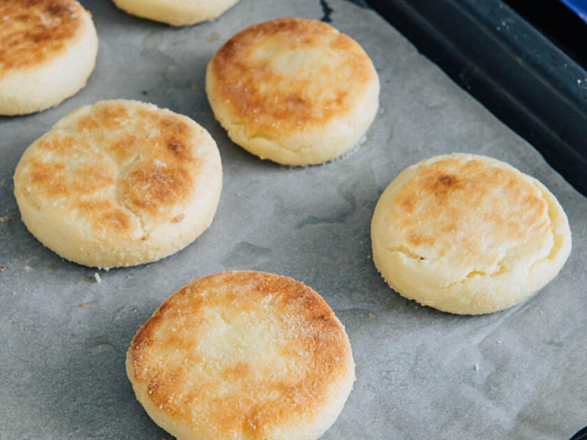 Запеченные сырники на тарелке