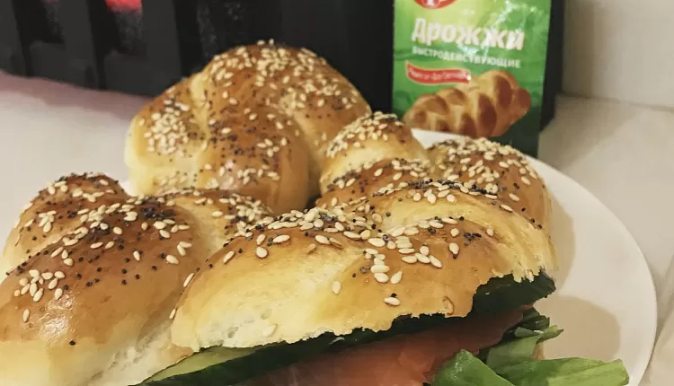 Бейгл с лососем и рукколой