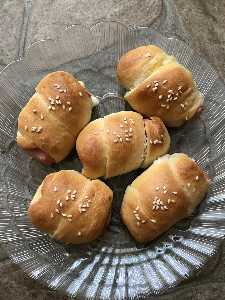 Булочки с колбасой и сыром фото
