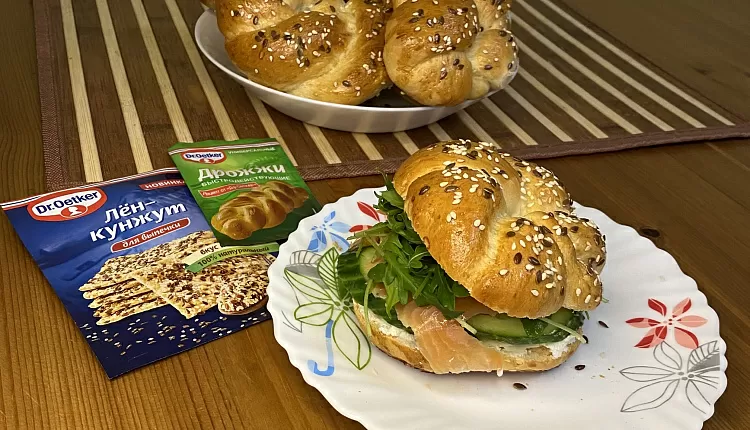 Бейгл с лососем и рукколой
