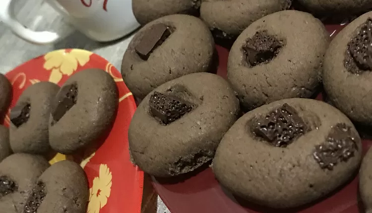Шоколадное печенье с посыпками