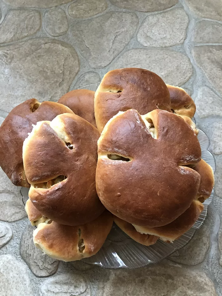 Дрожжевые булочки с изюмом, яблоками и корицей  фото рецепта