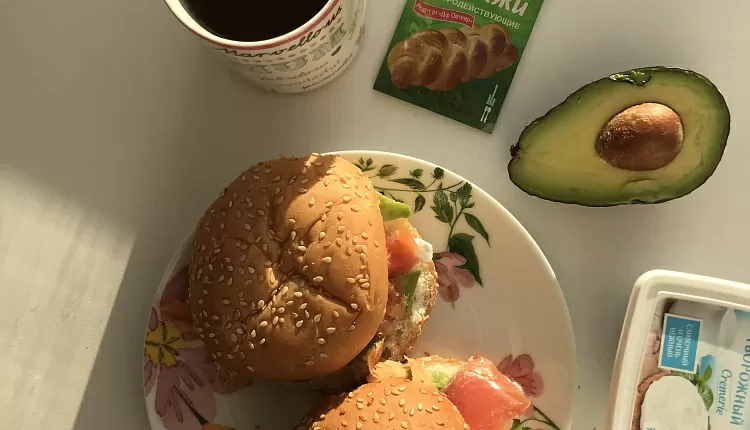 Бейгл с лососем и рукколой