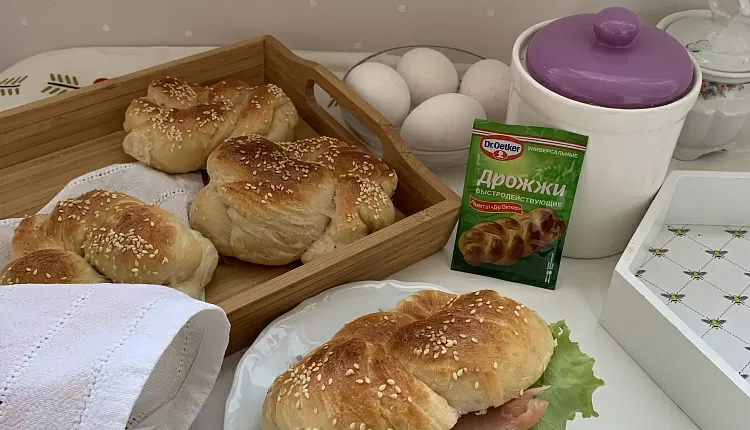 Бейгл с лососем и рукколой