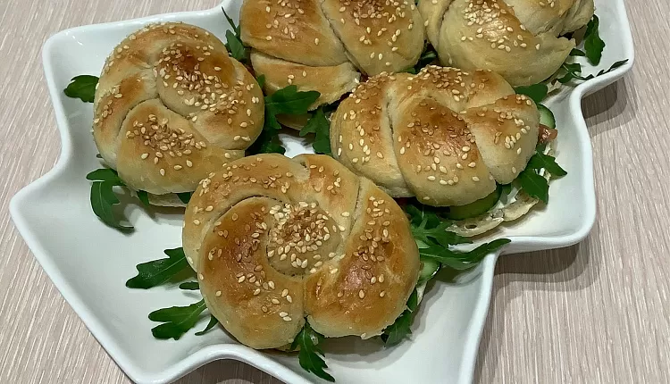Бейгл с лососем и рукколой