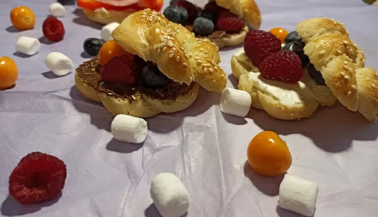 Бейгл с лососем и рукколой