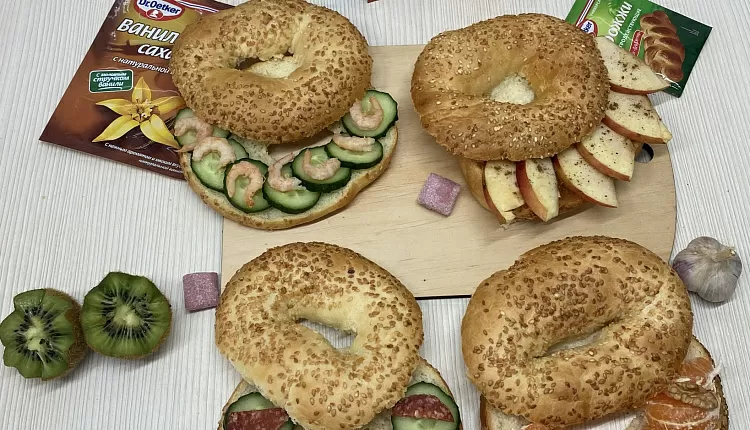 Бейгл с лососем и рукколой