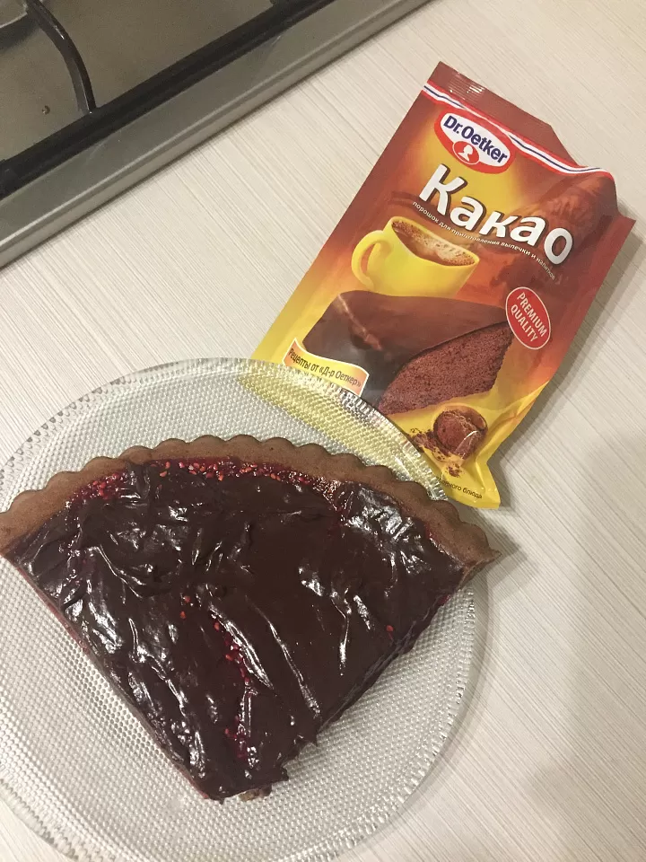 Шоколадный бисквит с малиновым джемом фото