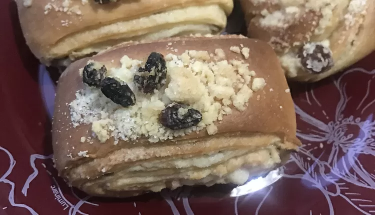 Дрожжевые булочки с изюмом, яблоками и корицей 