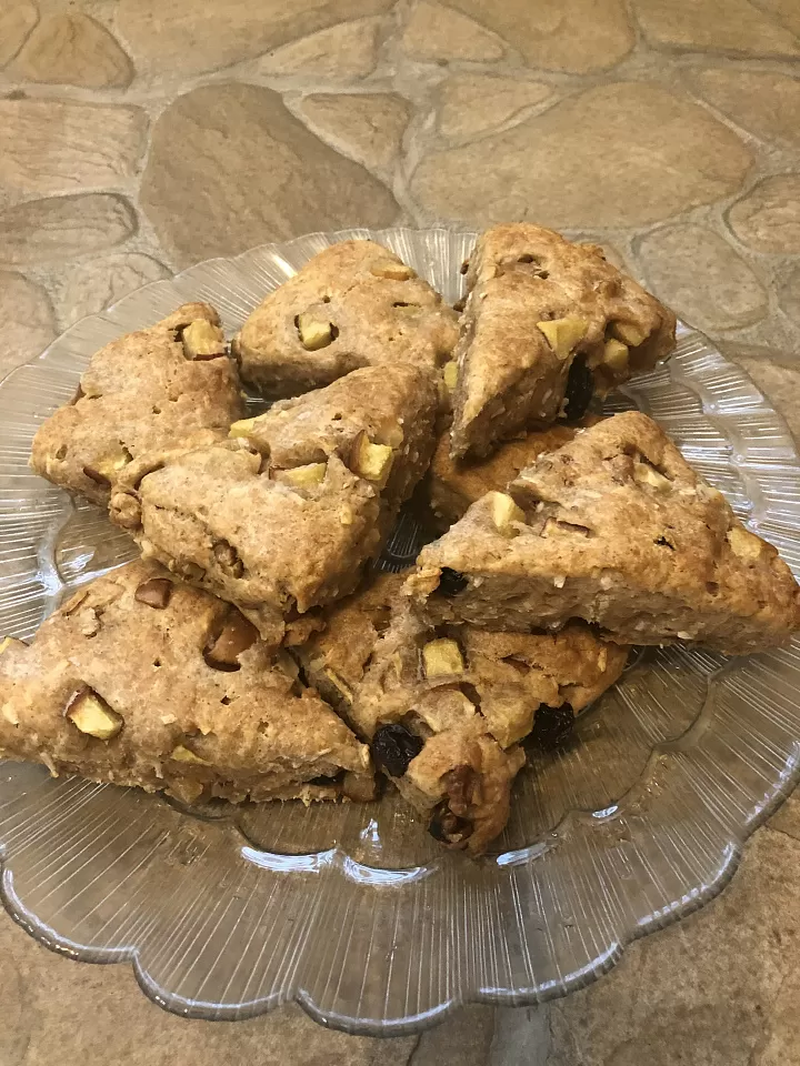 Сконы с яблоком и изюмом  фото