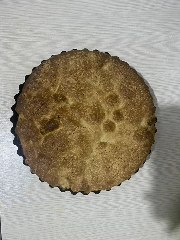 Шарлотка со сливами, яблоками и грушами  фото