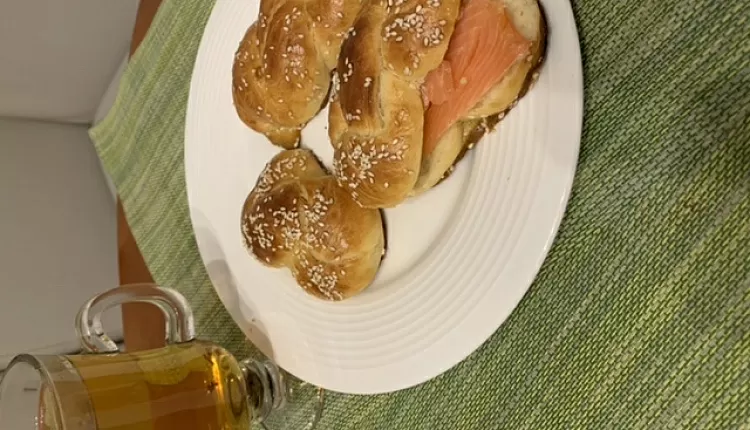 Бейгл с лососем и рукколой