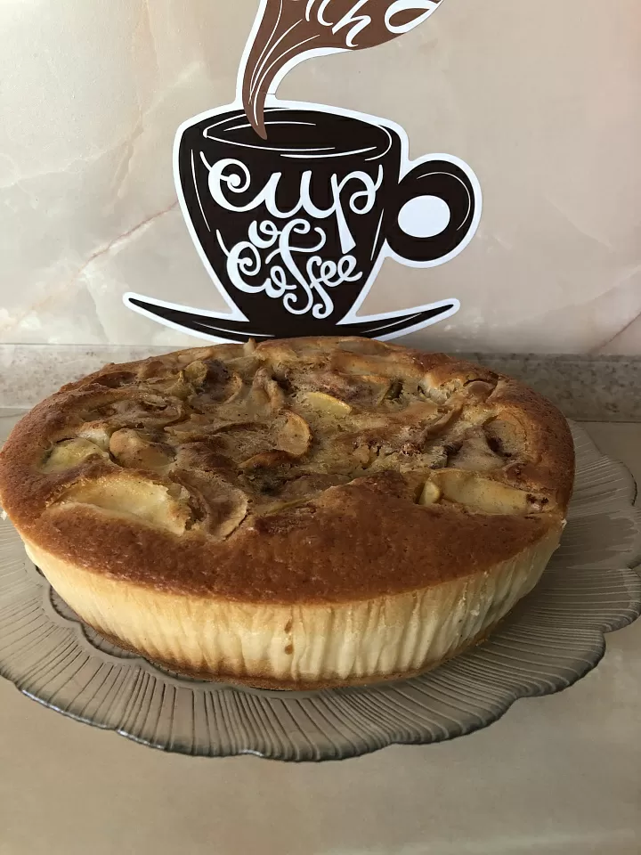 Яблочный пирог с корицей  фото