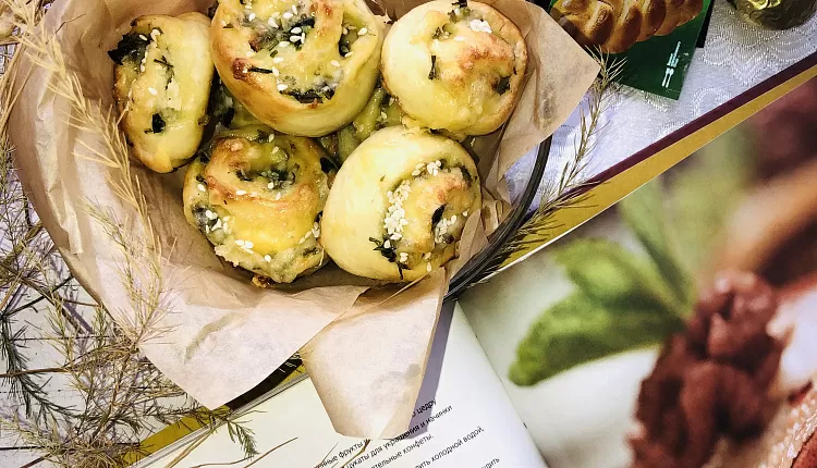 Рулетики с сыром и зеленью