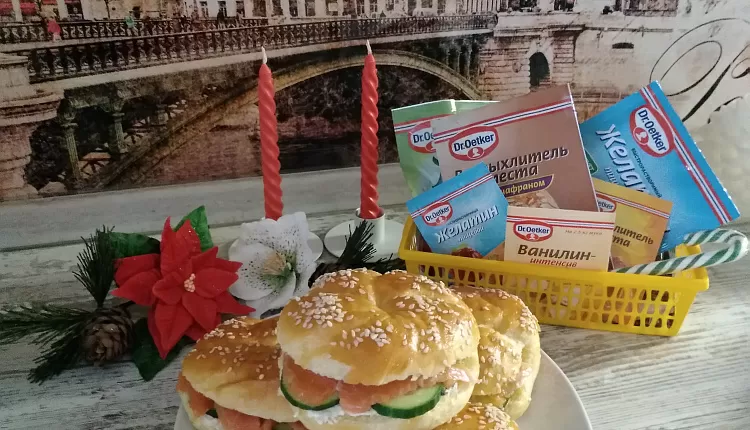 Бейгл с лососем и рукколой
