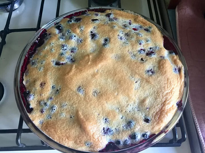 Пирог бисквитный с чёрной смородиной из ржаной муки  фото рецепта
