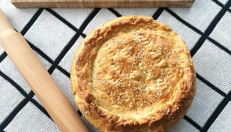 Закрытый пирог с капустой и яйцом