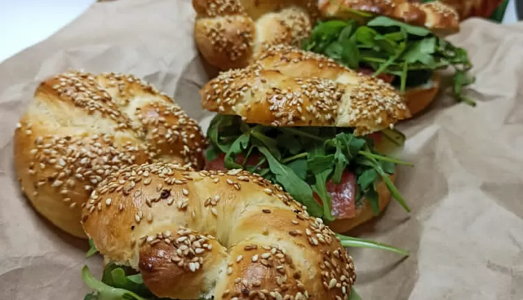 Бейгл с лососем и рукколой