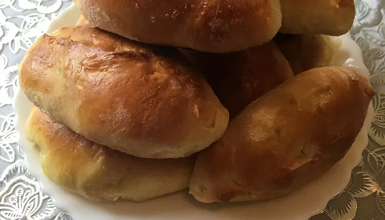 Пирожки с луком и яйцом