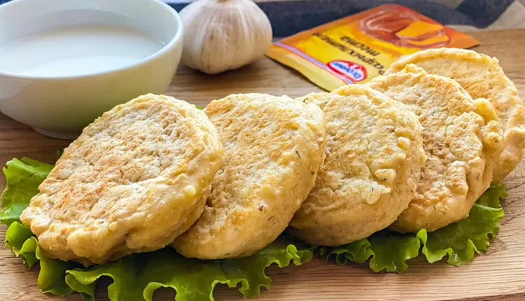 Сырные оладушки с зеленью