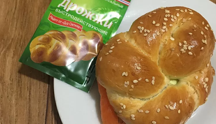 Бейгл с лососем и рукколой