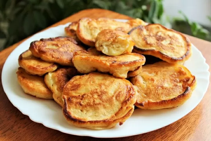 Оладьи на кефире с яблоком  и корицей фото рецепта