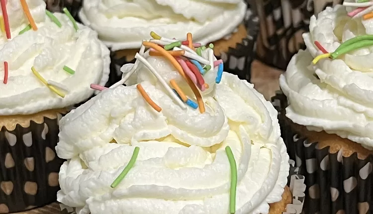 Ванильные капкейки с лимонным курдом