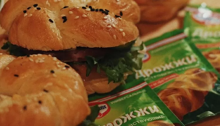 Бейгл с лососем и рукколой