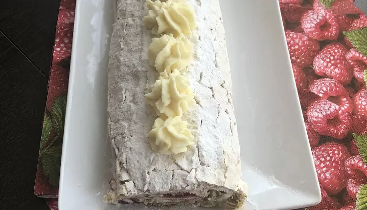 Фисташковый рулет с малиной