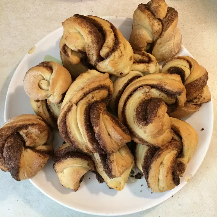 Сливочные булочки с корицей фото