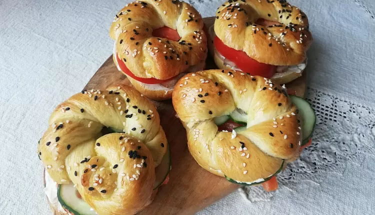 Бейгл с лососем и рукколой