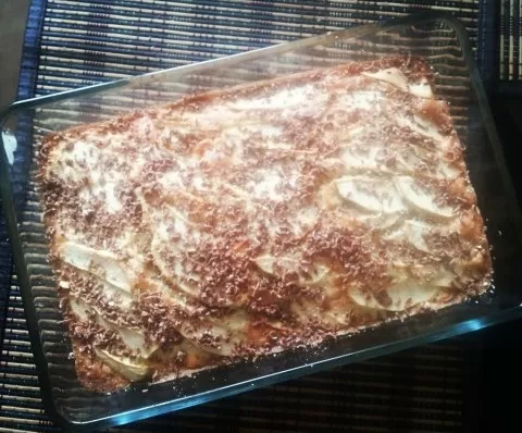 Шарлотка с яблоками, грушами и корицей фото