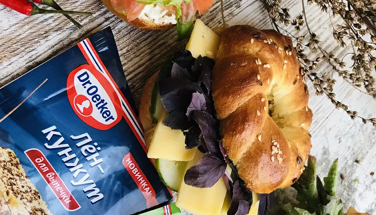 Бейгл с лососем и рукколой