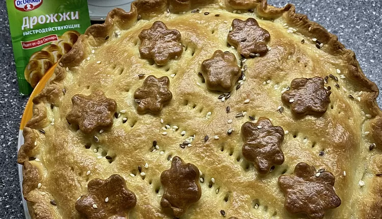 Закрытый пирог с капустой и яйцом