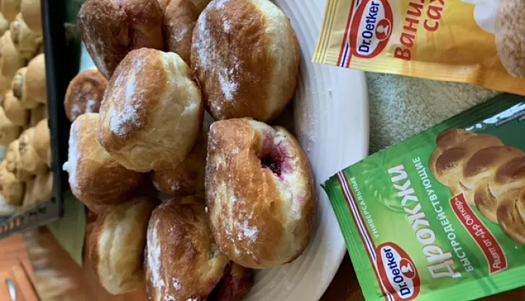 Пончики с клубничным джемом
