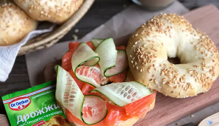 Бейгл с лососем и рукколой