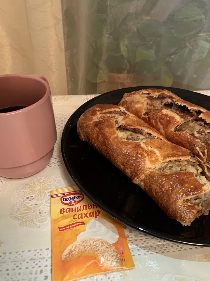 Рулет с карамелизованными яблоками, корицей  и грецкими орехами  фото