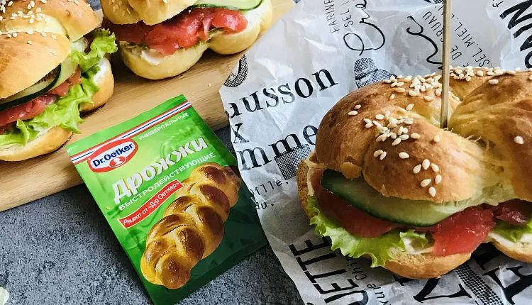Бейгл с лососем и рукколой