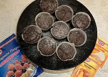 Вкусная булочка из какао посыпанная сахарной пудрой
