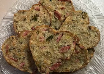 Оладушки из хлеба с сосисками и сыром