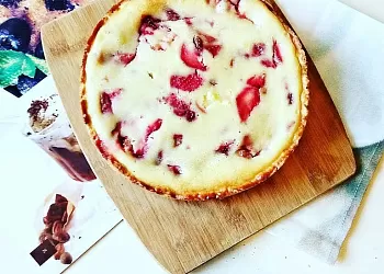 Цветаевский пирог с замороженной клубникой
