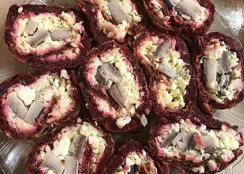 Закусочный рулет из свекольного бисквита