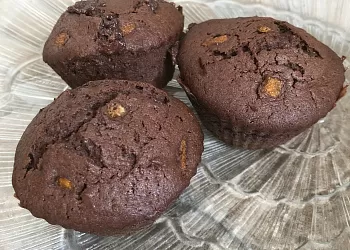 Шоколадные кексики с орехами