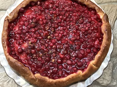 Фото рецепта Пирог с красной смородиной и грушей