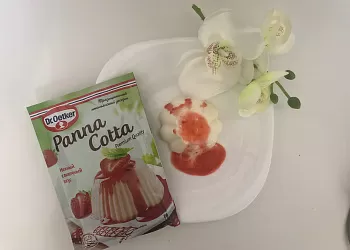 Панакота классическая с клубничным соусом